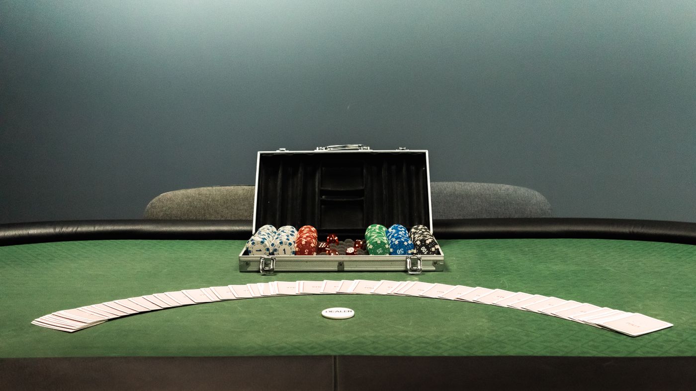 Bàn bài và chip minh họa casino